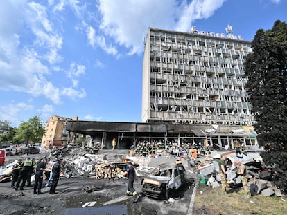 Bomberos ucranios trabajan en la zona de Vinnitsia afectada por el bombardeo ruso, este jueves.