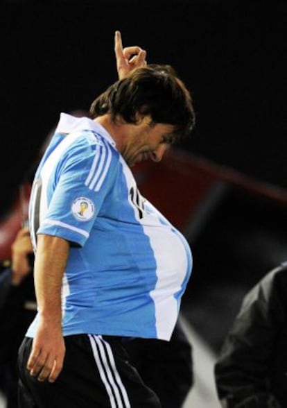 Messi, en homenaje a su novia embarazada, celebra el tercer gol de la selección argentina frente a Ecuador.