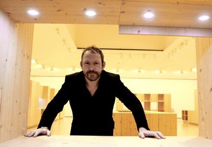 El artista Liam Gillick, frente a su obra '¿Cómo te vas a comportar? Un gato de cocina habla, ayer en el Guggenheim.