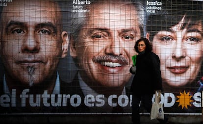 Propaganda eleitoral do candidato Alberto Fernández em uma rua de Buenos Aires.