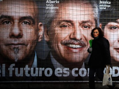 Propaganda eleitoral do candidato Alberto Fernández em uma rua de Buenos Aires.