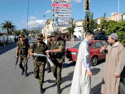 Soldados de la Legión caminan durante el pasado Ramadán por el barrio ceutí de Los Rosales, una zona con numerosa población musulmana.