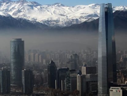 Panorámica de Santiago de Chile en su cuarto día de contingencia