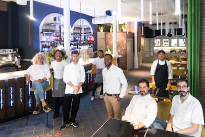 Parte del equipo del restaurante La Pau, en Barcelona.