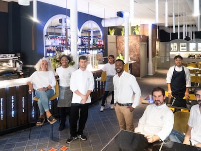 Parte del equipo del restaurante La Pau, en Barcelona.