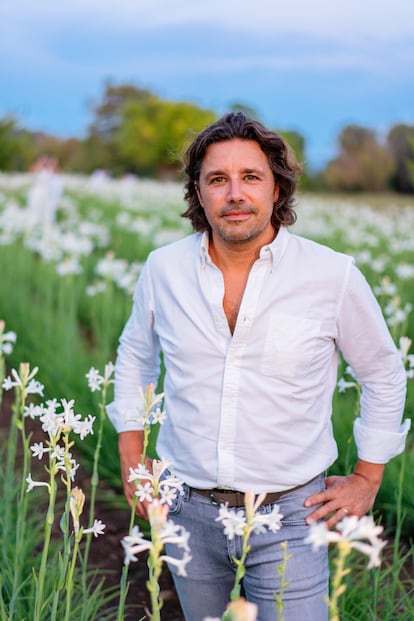 Aurélien Guichard es uno de los pocos perfumistas de Grasse que cultiva las flores que usa para sus creaciones olfativas. Aquí en su campo de nardos antes de la cosecha, en agosto de 2022.   