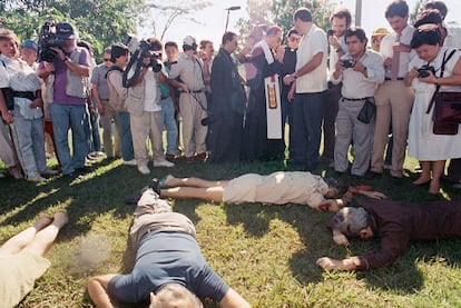 Periodistas toman imágenes de los jesuitas asesinados en la Universidad Centroamericana en 1989.