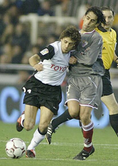 Aimar conduce el balón intentando soltarse de la marca de Gallardo.