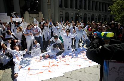 2 de mayo de 2013. Los médicos madrileños escenifican los fusilamientos (de la sanidad pública) del 2 de mayo frente al Museo del Prado (Madrid), para protestar contra la privatización de seis hospitales públicos de Madrid.
