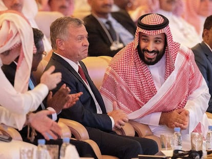 O príncipe herdeiro saudita, Mohamed bin Salman (direita), na terça-feira com convidados ao fórum de Riad