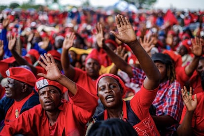 Congregación en memoria del líder opositor de Zimbabwe Morgan Tsvangirai, quien murió la semana pasada, en Humanikwa (Zimbabue). 