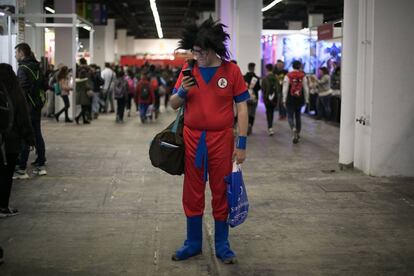 Un visitant de la 37a edició del Còmic Barcelona disfressat de Son Goku.