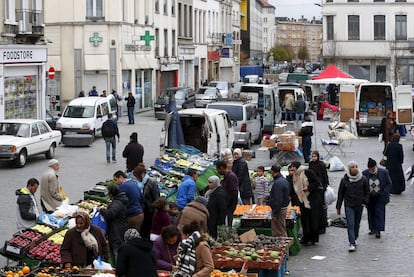 Vecinos del barrio de Moleenbek, en Bruselas, cuna de una buena parte de los yihadistas en la UE, compran  en un mercado.