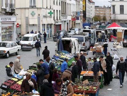 Vecinos del barrio de Moleenbek, en Bruselas, cuna de una buena parte de los yihadistas en la UE, compran  en un mercado.