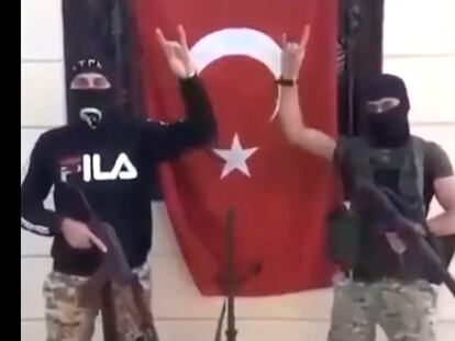 Fotograma de uno de los vídeos en los que presuntos criminales turcos envían saludos al Cartel de Sinaloa y a su líder, 'el Mayo' Zambada. Los individuos de la imagen hacen el saludo del lobo, símbolo identificatorio de la ultraderecha turca.