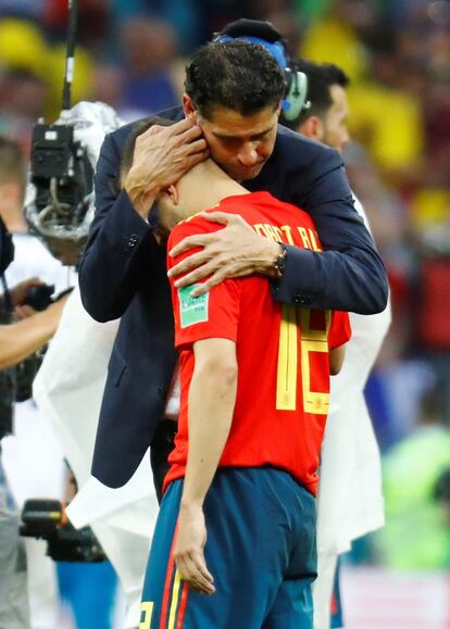 Fernando Hierro abraza a Jordi Alba.