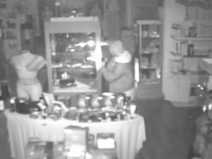 Captura de la càmera de seguretat de la tenda Love Stop en el moment en el qual el lladre extreu els consoladores.