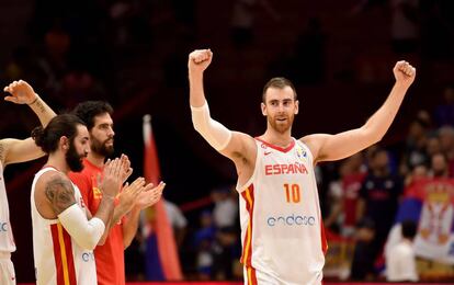 Ricky, Beirán y Claver celebran el triunfo ante Serbia.