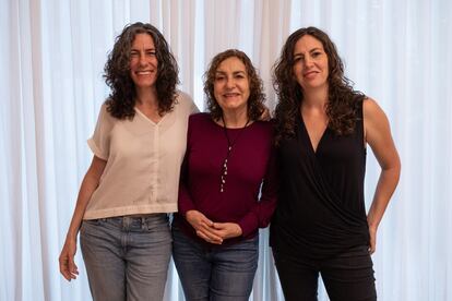 Pilar Calveiro (centro), con sus hijas, María y Mercedes Campiglia, en la sede de la editorial Siglo XXI, el 3 de abril en Buenos Aires (Argentina). Photographer: Valentina Fusco / El Pais