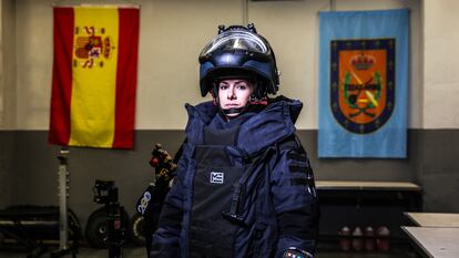 El traje de la policía del cuerpo Tedax-NRBQ pesa 30 kilos y el casco cinco más.