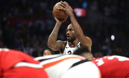 Kawhi Leonard ante los Portland Trail Blazers