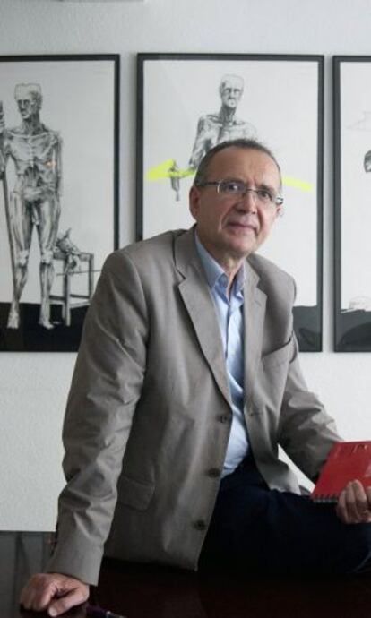 Javier Fernández posa en el Archivo Foral de Bilbao.