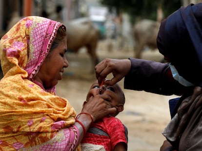 Un niño recibe la vacuna oral contra la poliomielitis durante una campaña de inmunización en un barrio empobrecido de Karachi, en Pakistán, el 20 de julio de 2020.