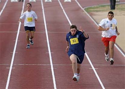 Tres competidores corren en la prueba de 100 metros.