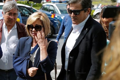 La exvicesecretaria general del PSOE Elena Valenciano y el presidente del Principado de Asturias, Javier Fernández, a su llegada este viernes al hospital Puerta de Hierro.