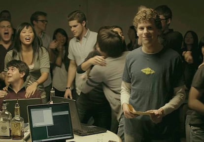 Jesse Eisenberg, como Mark Zuckerberg, dándole compulsivamente a la tecla en ‘La red social’.