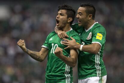 El Tecatito Corona celebra su gol frente a Canadá.