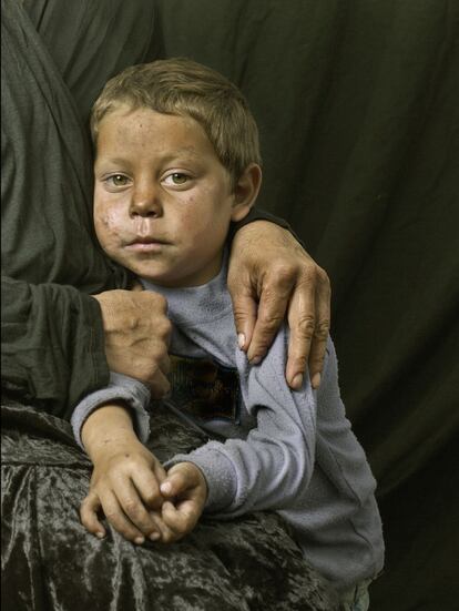 Ruggero, uno de los niños del campamento, de mirada adulta.