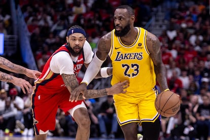 LeBron James conduce la pelota frente a Brandon Ingram, de Nueva Orleans.