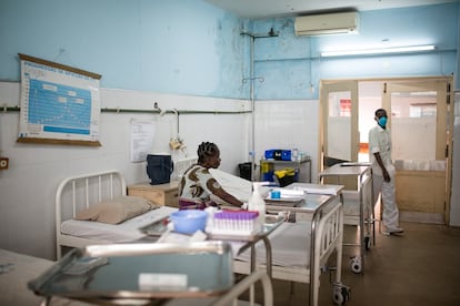 Os danos causados pelo Ciclone Idai (março de 2019) ainda estão em processo de reparação no Hospital Central da Beira. Ainda hoje, como há um ano, há goteiras nos quartos e corredores, e a sujeira é abundante na área da cozinha.