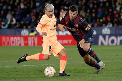 Correa remata a puerta ante la presencia de Rober Pier durante el Levante-Atlético (0-2) correspondiente a los octavos de final de la Copa.