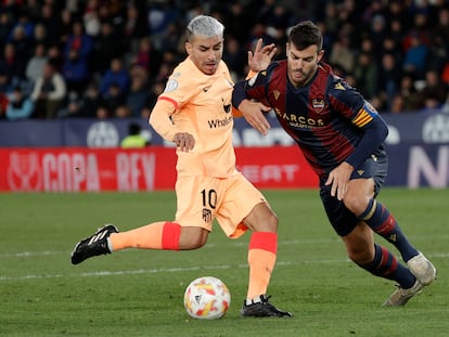 Correa remata a puerta ante la presencia de Rober Pier durante el Levante-Atlético (0-2) correspondiente a los octavos de final de la Copa.