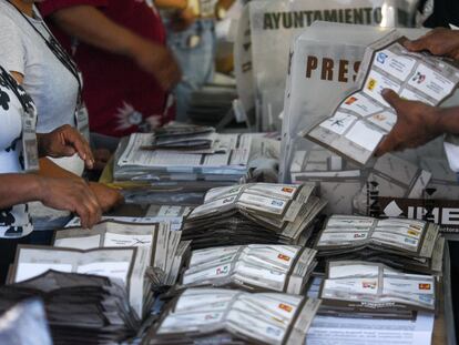 Funcionarios de casilla cuentan votos en Metepec (Estado de México), este domingo.