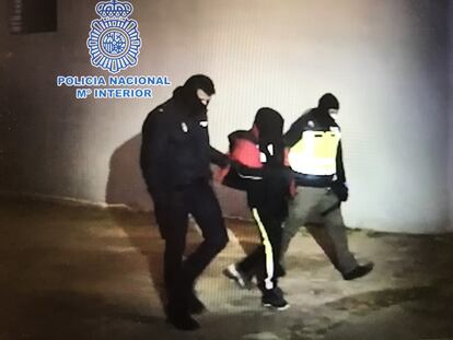 Imagen del vídeo de la Policía Nacional de la detención de un hombre que blandía un machete en Castellón, familiar de un yihadista.