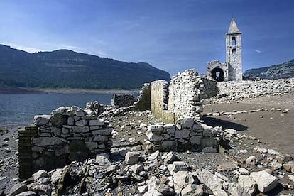 El trasvase de agua del pantano de Sau (Bracelona) puso en septiembre al descubierto su antigua población.