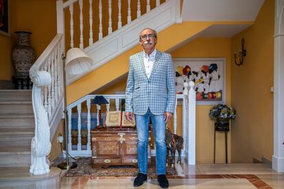 Manuel Pedrosa, uno de los primeros pacientes de covid-19 de España, fotografiado en su casa de Villalbilla, Madrid. 