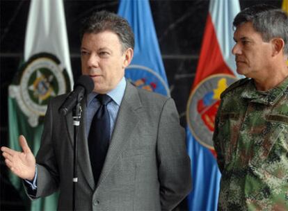 El ministro de Defensa colombiano, Juan Manuel Santos, en una rueda de prensa con el general Freddy Padilla, comandante de las Fuerzas Militares.