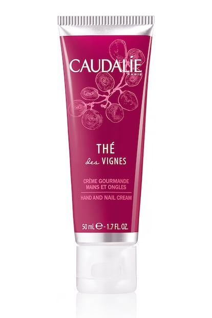 Caudalie (10,10 euros). La crema Deliciosa para manos y uñas Thé Des Vignes está hecha con ingredientes naturales que provienen principalmente de la vid y la uva. “Reúne en un solo producto múltiples beneficios: nutre, repara, protege contra los signos de la edad y fortalece las uñas. Sorprende por su delicado aroma y textura ligera y consigue unas manos cuidadas, suaves y ligeramente perfumadas. Por eso la recomendamos con total confianza, ya que es una crema de calidad, eficaz y segura”, explica Isabel Pastoriza, farmacéutica.