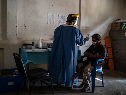 La enfermera Joselín Garcia  atiende pacientes en la pequeña clínica de  Petatlán, en la sierra de Guerrero.