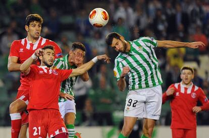 Tomas Alberto Botia y Nicolas Pareja durante el partido. 