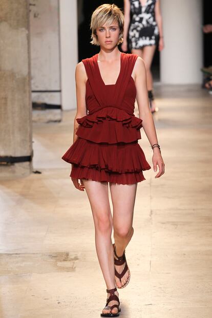 Minivestido rojo sangre con volantes, una de las propuestas de Isabel Marant de cara al calor que está por llegar.