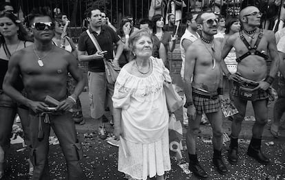 Mujer de blanco. Marcha Gay, 2006.