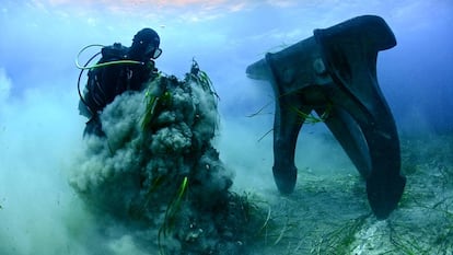 El ancla de un yate sobre una pradera de posidonia arrasada.