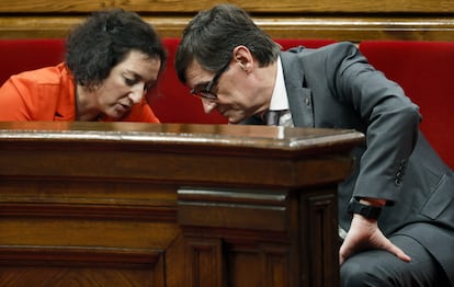 El presidente de la Generalitat, Salvador Illa (d) y la consejera de Economía, Alícia Romero (i), en una imagen de archivo.