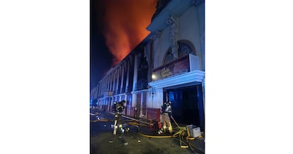 Bomberos participaban la madrugada del domingo en las labores de extinción del incendio en las discotecas.