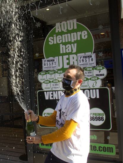 Benjamín celebra haber vendido el primer y el tercer premio de la Lotería del Niño celebrada este miércoles. "El X de la Suerte" de O Porriño (Pontevedra), que se ha ganado a pulso el calificativo de "Doña Manolita" gallega por vender algunos de los grandes premios de la Lotería Nacional, ha vuelto a hacerlo, en este caso con el primer y el tercer premio del Niño.